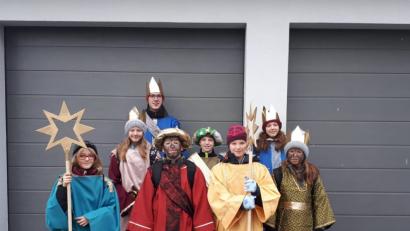 Bild: wku
Mit dem Segen tragen die Sternsinger in Hannesreuth und Kürmreuth auch Neujahrsgrüße von Haus zu Haus. Von links nach rechts: Antonia Kraus, Laura Friedrich, Dag-Hendrik Lammerich, Alexander Kraus, Ben Paulus, Josephine Graml, Annika Graml, Leonie Kraus.
