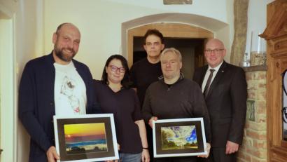 Bild: exb
Die Sieger des Fotowettbewerbes "Rawetzer Kostbarkeiten" werden im Meisterhaus prämiert. Von links nach rechts: Mike Keller, Christin Weimbs, Markus Grund, Jürgen Mayer, Oberbürgermeister Oliver Weigel.