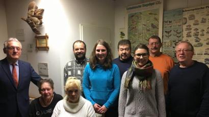 Bild: gm
Der neue Vorstand der Emersch´dorfer Hobby-Pusterer: Zweiter Bürgermeister Michael Götz (von links) sagt danke an Kassiererin Ursula Blaeßius und Beisitzerin Sibille Möttig (beide sitzend), Vorsitzenden Wolfgang Vieracker, Anita Vieracker (Schriftführerin), Kassenprüfer Jürgen Möttig, Beisitzerin Carolin Vieracker, stellvertretender Vorsitzender Willi Kastner und Kassenprüfer Peter Endres.