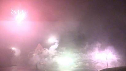 Bild: Beer
Zwei Männer beschießen sich in der Silvesternacht mit Raketen.