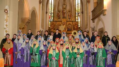 Bild: bey
Stadtpfarrer Pater Hans Ring entsendet die Sternsinger.