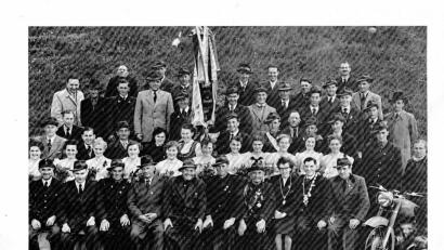 Bild: hl
Die Mitglieder bei der Fahnenweihe im Jahr 1955.