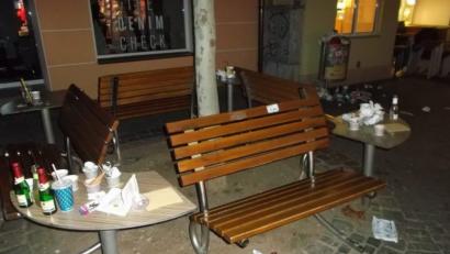 Bild: exb
Kein Bild mit Seltenheitswert. So sieht es in der Altstadt öfter aus. Stadt und Wirte suchen nach Lösungen und haben nun offenbar eine gefunden – sie heißt Müll-Hai.