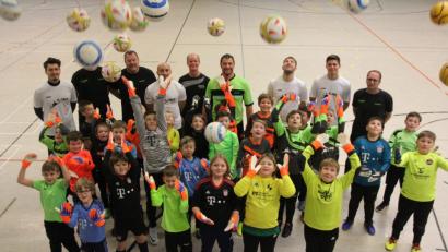 Bild: kro
28 Jungen und Mädchen machten beim 7. Hallen-Torwartcamp von Huberth Rosner (hinten Mitte) mit. Die Trainer luden an vier Stationen zu den verschiedensten Trainingseinheiten ein.