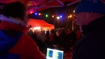 Bild: eib
Vorstandsteammitglied Sepp Zwick (rechts) und DJ Zäpp (Josef Eibauer) beobachten hinterm Mischpult die Szene und freuen sich über die gut besuchte WSV-Winterparty.