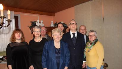 Bild: frd
Im Kreis ihrer Familie feierte Rosa Schießl (Mitte) am 1. Januar ihren 85. Geburtstag. Unter den Gratulanten auch Bürgermeister Heinz Weigl (Dritter von links) und Angelika Vogl (rechts), die für den Frauenbund und die Pfarrgemeinde gratulierte.