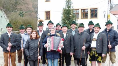 Bild: jp
Beim Neujahrsanschnalzen werden die Kastler Goaßlschnalzer zusammen mit Musikantin Michaela Ehbauer etwas vom Winde verweht.