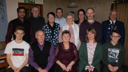 Bild: soj
Bild zeigt die Jubilarin (v.Mitte) Christa Schiener mit (v.links.) Enkelkind Marco, Ehemann Georg, Tochter Heike Lang, Enkelkind Jannick, (hinten, von .links:) Pfarrer Anish George, Pfarrgemeinderatssprecher Hans Enders, KAB-Vorsitzende Marita Kuchenreuther, CSU-Ortsvorsitzender Wolfgang Söllner, Schwester Anita Reger, FU-Vorsitzende Petra Becher, Schwiegersohn Andreas Lang, Trachtenvereinsvorsitzender Hans-Jürgen Enders.