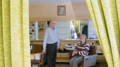 Bild: Gabi Schönberger
Der Vorhang fällt: Josef Melch und seine Frau Annelie schließen ihr Friseurgeschäft. Jetzt beginnt das große Aufräumen.