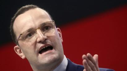 Bild: Michael Kappeler/dpa
Hatte Bundesgesundheitsminister Jens Spahn (CDU) in seiner Jugend eine Zahnspange oder nicht? Eine von seinem Ministerium veröffentlichte Studie kritisiert die fehlende Erforschung des medizinischen Nutzens dieser kieferorthopädischen Behandlung.