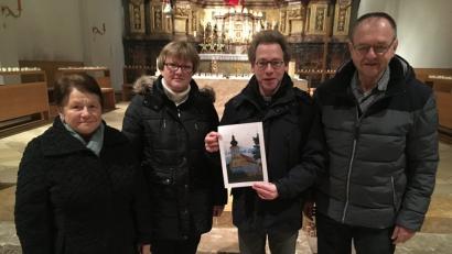 Bild: ibj
Über den erfolgreichen Losverkauf freuten sich (von links) Marianne Lindner, Brigitta Heidlinger, Pfarrer Christian Schulz und stellvertretender Fördervereinsvorsitzender Josef Rauch.