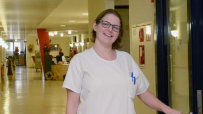Bild: Gabi Schönberger
Für unser "Adventstürchen" öffnet die Ärzliche Leiterin Dr. Stephanie Kuchlbauer nochmal die Tür zur Neustadtädter Palliativstation. Über Weihnachten zieht die Einrichtung nach Weiden in einen Neubau am Klinikum um.