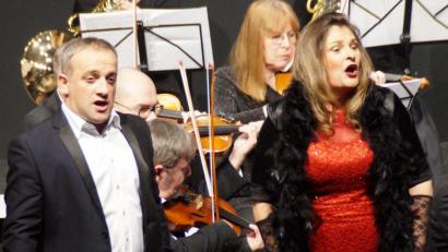 Bild: weu
Mit Denisa Neubarthová (Mezzosopran) und Khvicha Khozrevanidze (Tenor) aus Georgien, begeisterten zwei international renommierte Stars das Publikum beim Neujahrskonzert in der Schwarzachtalhalle.