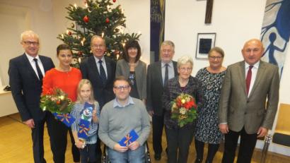 Bild: ibj
Den erfolgreichen Sportlern (vorne), Heimatpfleger Ludwig Graf (vierter von rechts) und Kirchenpfleger Konrad Huber (sechster von rechts) gratulierten und dankten Bürgermeister Bernhard Lindner (links), 3. Bürgermeisterin Evi Höllerer (vierte von links) sowie 2. Bürgermeister und HKA-Vorsitzender Georg Götz und AOVE-Geschäftsführerin Waltraud Lobenhofer (von rechts).