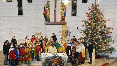Bild: ü
Bei ihrer Aussendung und Segnung durch Pfarrer Augustin Lobo scharen sich die Sternsinger in ihren bunten Gewändern um den Altar der Pfarrkirche.