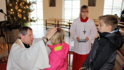 Bild: bjo
Pfarrer Werner Sulzer segnet jedes Kind.