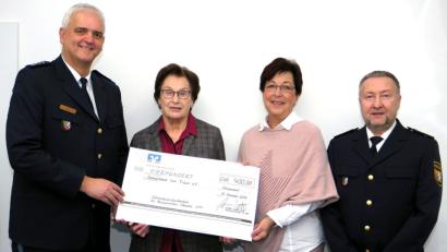 Bild: Hirsch
Inspektionsleiter Armin Kott (links) und sein Stellvertreter Walter Bruckner (rechts) überreichten den Scheck an die SkF-Vertreterinnen Rosemarie Scheuerer (Zweite von links) und Linde Ammann (Zweite von rechts).