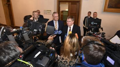 Bild: Petra Hartl
Riesiges Interesse: Ambergs OB Michael Cerny (Dritter von rechts) stellt sich mit Innenminister Joachim Herrmann und dem Polizeivizepräsidenten Thomas Schöniger (links) den Fragen der vielen Journalisten.