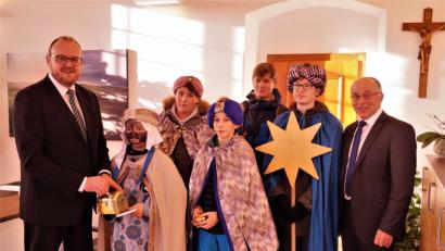 Bild: arw
Landrat Andreas Meier (links) spendet für die Sternsinger, Albert Nickl (rechts) überreicht Naschereien.