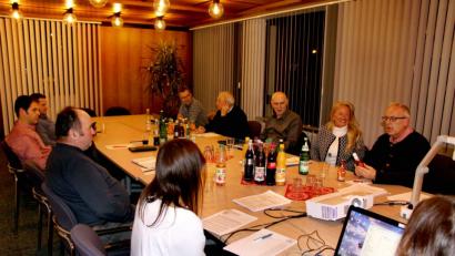 Bild: ds
Rektorin Birgit Molitor (Zweite von rechts) erntet in der Schulverbandssitzung Lob von Bürgermeister Winfried Franz (rechts) für „vielseitige zusätzliche Aktionen neben dem Lehrplan und die zukunftsorientierten Bemühungen bei der Digitalisierung in der Grundschule Neukirchen-Etzelwang“.