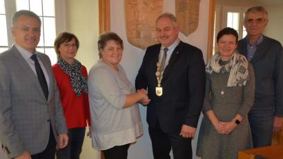 Bild: jr
Bei der ersten Kontaktaufnahme im Mitterteicher Rathaus mit dabei waren (von links) Roland Grillmeier, Dolmetscherin Jaroslava Peterikova, Bürgermeisterin Helena Repikova, Bürgermeister Johann Burger, Kämmerin Ursula Ockl und 3. Bürgermeister Alois Männer.