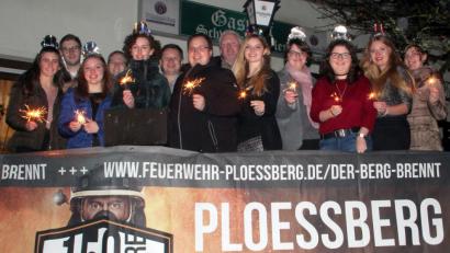 Bild: flt
Die Feuerwehr Plößberg lud die gesamte Plößberger Bevölkerung zur Silvesterparty ein. Die Festdamen mit dem Vorsitzenden Florian Trißl (ab 7. von links), Festleiter Reinald Roderer und der Festbraut Corinna Gleißner feierten gebührend ins Festjahr.
