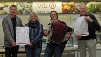 Bild: Dobmeier
Zum zweiten Benefizkonzert am Drei-Königs-Tag spielt das Akkordeon-Orchester Weiden bei der Tafel Weiden-Neustadt. Vorsitzende Karin Dittrich (Zweite von links) und zweite Musikleiterin Kerstin Melischko versprechen ein buntes Musikprogramm mit Texten von Wolfgang Göldner (links). Tafel-Vorsitzender Josef Gebhardt freut sich auf viel Gäste.