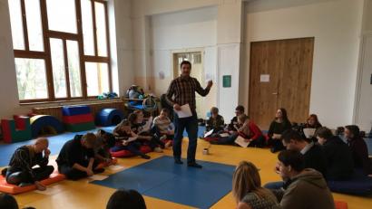 Bild: exb
Coach Martin Moravec bringt das deutsch-tschechische Kennenlernen in Gang.