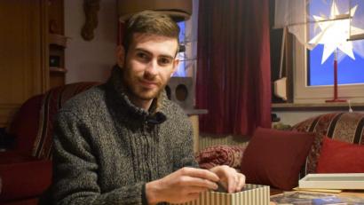 Bild: lue
Tobias Damberger hat die gleiche Leidenschaft wie sein Vater, er sammelt gerne „alte Dinge“. In einer Schachtel verwahrt er Feldpostkarten aus der Zeit des Ersten Weltkrieges.