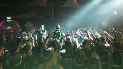 Bild: hai
"Dämonentanz" im Musiccenter Trockau: Hämatom heizen ihren Fans wieder richtig ein.