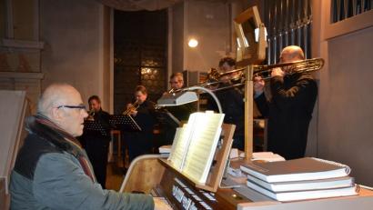 Bild: gi
Die Bläser unter Leitung von Franz Sturm und Hans Karl an der Orgel begleiten den Festgottesdienst zum Jahresabschluss.