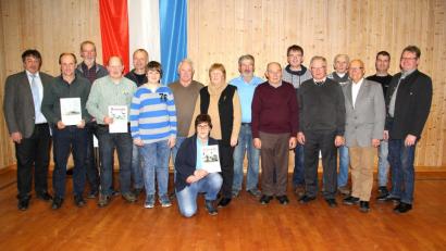 Bild: boj
Die Sieger des Reisejahres 2018 der Reisevereinigung Nabburg. RV-Meister und erfolgreichster Züchter wurde Wolfgang Zirwick (Vierter von rechts). Zu diesen Erfolgen gratulierten RV-Vorsitzender Willibald Pirzer (links) und Schirmherr Bürgermeister Martin Prey (rechts).