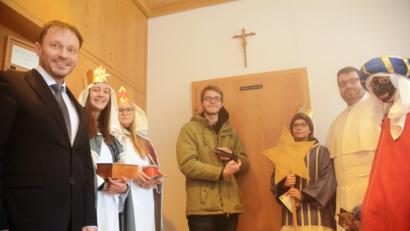 Bild: Gabi Schönberger
Über den Sternsinger-Segen im Neuen Rathaus freut sich Bürgermeister Jens Meyer (links).