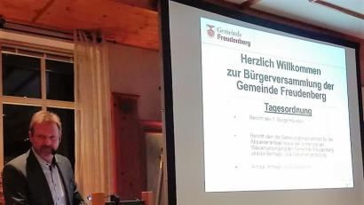 Bild: sche
Bürgermeister Alwin Märkl referierte beinahe drei Stunden bei einer gut besuchten Bürgerversammlung über die kommunale Arbeit seiner Gemeinde.