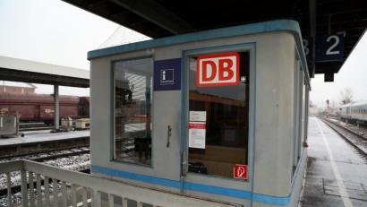 Bild: Hösamer
Verwaist: Das Service-Häuschen am Bahnsteig 2 am Schwandorfer Bahnhof ist seit Jahresbeginn geschlossen.