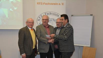 Bild: sl
Auf Anregung von Josef Schärtl erhält Herbert Putzer die Spende von Kassier Peter Kramer (von links).