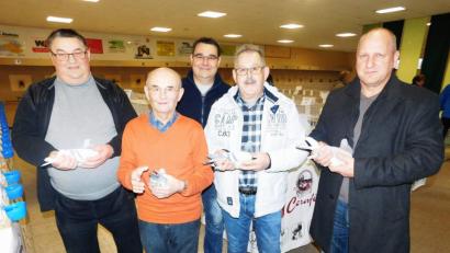 Bild: hai
Richard Oberst aus Thurndorf (Zweiter von links), Rudolf Fremuth jun. aus Pressath, Willi Lehner aus Neuzirkendorf (von rechts) und die Schlaggemeinschaft Heinz und Holger Kunnert (von links) siegen bei der 35. Brieftaubenprämierung der Reisevereinigung Pegnitz.