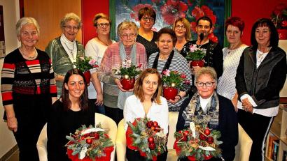 Bild: R. Kreuzer
Hilde Zebisch (links) und Silvia Zeitler (5. von links, stehend) ehren langjährige und ausgeschiedene Mitarbeiter des AWO-Seniorenheims Franz Zebisch und ehrenamtliche Kräfte.