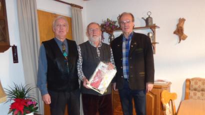 Bild: exb
Helmut Ruhland (links) und Norbert Dineiger gratulieren Jubilar Dieter Schunck (Mitte) mit einem Buch über die „Geschichte der Eisenbahn“.