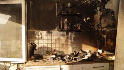 Bild: arw
Rus und Asche: Die Küche in der Wohnung des Mehrfamilienhauses, in der das Feuer ausgebrochen war, ist von den Flammen gezeichnet.