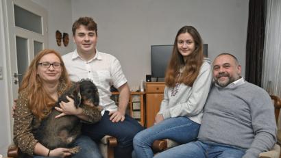 Bild: Petra Hartl
Dackel "Benny" ist immer mit dabei, wenn Silvia, Eric, Jule und Marco Wenzl (von links) zwischen Südkorea und Deutschland hin- und herpendeln. In diesem Jahr verbrachten sie die Festtage erstmals im eigenen Haus in Marcos Heimatstadt Windischeschenbach. Anfang 2019 fliegen sie wieder nach Seoul, wo Marco an der deutschen Botschaft arbeitet.