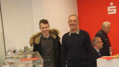Bild: wrt
Mira, Emilian und Ayla (vorne) haben etlichen Teilnehmern Glück gebracht. An der Lostrommel: Thomas Lebegern (links) und Wolfgang Kraus.