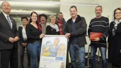 Bild: Hirsch
Michaela und Daniel Jobst (am Plakatständer) bedankten sich bei den Sponsoren für die großzügigen Spenden zugunsten ihrer Tochter Sarah.