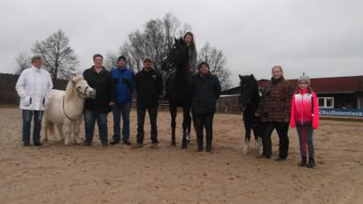 Bild: opp
Neuer Vorsitzender Martin Kilian (Dritter von rechts) bietet immer samstags Reitunterricht auf seinem Pferd und den beiden Schulponys Rosalie und Ricky an.