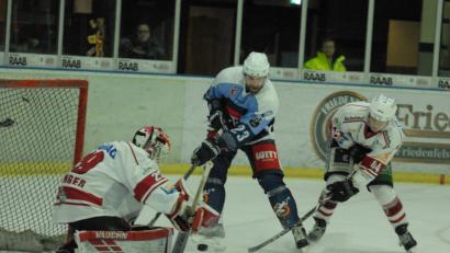 Bild: gb
Devils-Stürmer Martin Heinisch (Mitte) schied im Oberpfalzderby gegen Regensburg kurz vor Schluss aus. Sein Einsatz in den Partien gegen Waldkraiburg und in Selb ist fraglich.