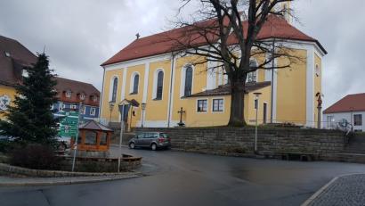 Bild: gi
Das erste Moosbacher Rathaus befand sich von 1614 bis 1848 am Marktplatz vor der Pfarrkirche, dort wo heute die große Eiche steht (siehe Bild), die sog. Friedenseiche, die 1871 nach dem Frieden mit Frankreich gepflanzt wurde.