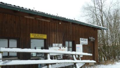 Bild: Portner
Der ganze Schnee nützt nichts. Seit 2005 ist das Skizentrum Reichenstein geschlossen. Die Liftanlagen sind nur teilweise abgebaut und auch die Böhmerwaldhütte in Waldhäuser fristet ein trauriges Dasein.