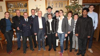 Bild: ral
Das Bild zeigt den Jubilar im Kreise der zahlreichen Gratulanten