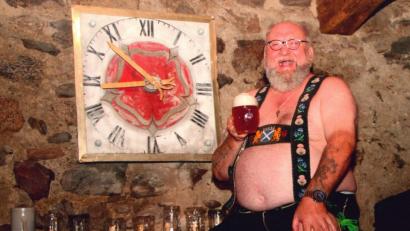 Bild: exb
Was für ein Bierbauch! Das Fotomodell für Dezember, ein Schotte, prostet freudestrahlend in die Kamera.