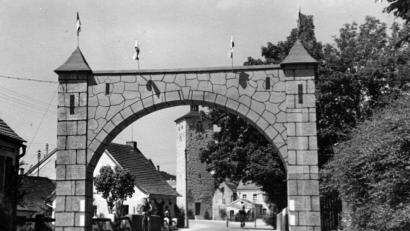 Bild: exb
Vom 7. bis 15. Juli 1951 wurde der 100. Geburtstag der Liedertafel Tirschenreuth gefeiert. Hans Möstl, Zeitzeuge der 50er Jahre, spricht in der Chronik „vom größten Heimatfest, das in der Ortsgeschichte stattgefunden hat“. Zur Begrüßung der Gäste wurde in der Regensburger Straße ein künstliches Stadttor errichtet, das an die große Vergangenheit der Stadt erinnern sollte. Tausende Gäste haben es durchfahren, acht Tage war Tirschenreuth kulturelles Zentrum der Oberpfalz. „Ein so großartiges Fest, das man einfach nicht vergessen darf“, meint Hans Möstl.